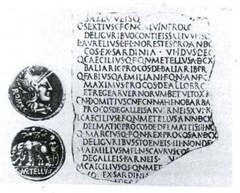 Αργυρός δηνάριος με παράσταση θριάμβου του Γαΐου Καικιλίου Μετέλλου. (125-120 π.Χ.) Η επιγραφή αναφέρεται στο θρίαμβο τον ίδιου (στ. 6) και άλλων μελών της οικογένειας των Μετέλλων (στ. 13 και 15)
