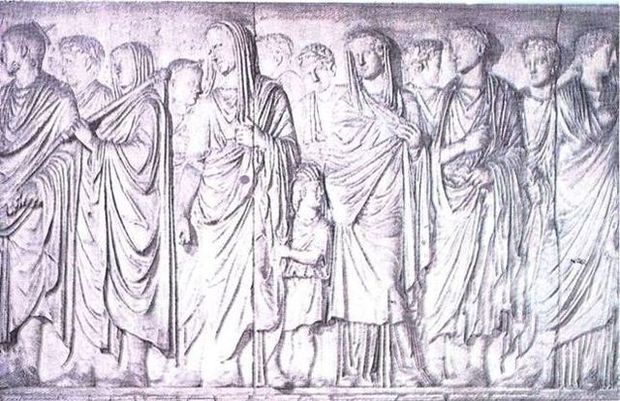 Παράσταση από την Ara Pacis όπου απεικονίζονται ο Αγρίππας, ο Γάιος Καίσαρας, η Ιουλία και η Λιβία (13-9 π.Χ.).