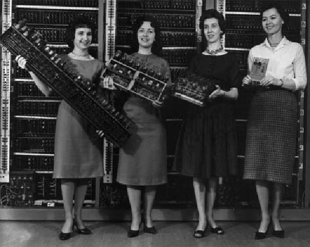 Εικόνα 4.3. Διάφορες πλακέτες υπολογιστών. Μέσα σε δυο δεκαετίες το μέγεθος μικραίνει εντυπωσιακά. (Από τα αριστερά): ΕΝΙΑC, ΕD-VAC (ηλεκτρονικές λυχνίες), ORDVAC (τρανζίστορ), BRLESC-I (1962, ολοκληρωμένα κυκλώματα)