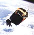 Ο αστροναύτης στηρίζεται στο δορυφόρο που βρίσκεται σε τροχιά
