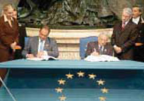 φωτ. 13.16 Ρώμη 29.10.2004 Ο Πρωθυπουργός της Ελλάδας υπογράφει τη Συνθήκη για το Σύνταγμα της Ευρώπης.