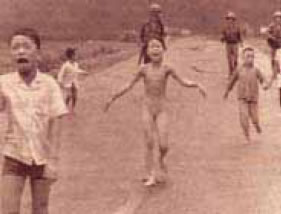 φωτ.14.10. Η Κιμ Φουκ έγινε το παγκόσμιο σύμβολο της φρίκης του πολέμου το 1972, όταν έτρεχε ουρλιάζοντας για να ξεφύγει από τις βόμβες ναπάλμ που κατέστρεφαν το χωριό της στο Βιετνάμ.