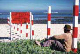 φωτ. 14.13 «Παραλία μόνο για λευκούς» αναφέρει η κόκκινη ταμπέλα πίσω από το συρματόπλεγμα στη Ν.Αφρική, στη διάρκεια των φυλετικών διακρίσεων.
