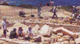 φωτ.2.4 Ομάδα αρχαιολόγων σε ανασκαφή στην Αντίπαρο.
