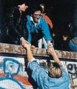 φωτ.3.15 Στιγμιότυπο από την πτώση του Τείχους του Βερολίνου, που χώριζε για πολλές δεκαετίες το Ανατολικό από το Δυτικό Βερολίνο.