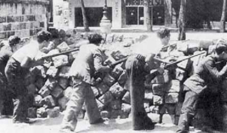 1. Δημοκρατικοί εθελοντές σε οδόφραγμα της Μαδρίτης μάχονται εναντίον φασιστών την εποχή του ισπανικού εμφύλιου πολέμου (1936-1939).