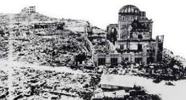 2. Η ιαπωνική πόλη Χιροσίμα μετά τη ρίψη της ατομικής βόμβας.