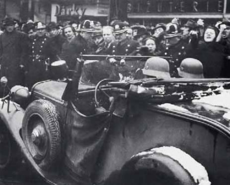 4. Οργισμένοι Τσέχοι παρακολουθούν ανήμποροι την είσοδο γερμανικών στρατευμάτων στην Πράγα στις 15 Μαρτίου 1939. 