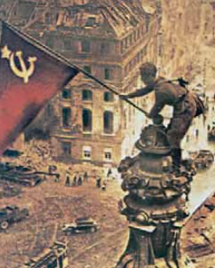 4. Σοβιετικός στρατιώτης υψώνει την κόκκινη σημαία στο Βερολίνο. Η είσοδος σοβιετικών στρατευμάτων στη γερμανική πρωτεύουσα, στις 2 Μαΐου 1945, σήμανε την ουσιαστική λήξη του πολέμου.