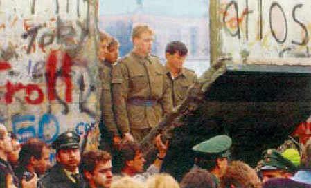4. Η πτώση του τείχους του Βερολίνου σήμανε, και σε επίπεδο συμβόλων, το τέλος του ψυχρού Πολέμου.