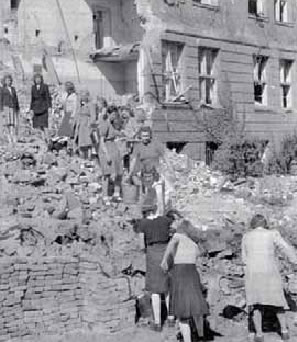3. Γερμανία, Βερολίνο, 1945:Μαθήτριες καθαρίζουν ερείπια. 