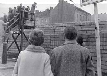 2. Τουρίστες στον δυτικό τομέα του Βερολίνου κοιτούν πάνω από το Τείχος, προς τον ανατολικό τομέα της πόλης.