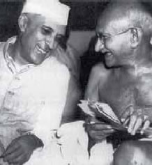 1. Ο Παντίτ Νεχρού (αριστερά) και ο Μαχάτμα Γκάντι (δεξιά), ηγέτες του αντιαποικιακού αγώνα των Ινδών εναντίον της βρετανικής κυριαρχίας.