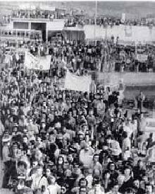2. Πολίτες περιμένουν στο λιμάνι της Ραφήνας την επιστροφή των εξορίστων από το στρατόπεδο της Γυάρου, που έκλεισε στις 24 Ιουλίου 1974. 