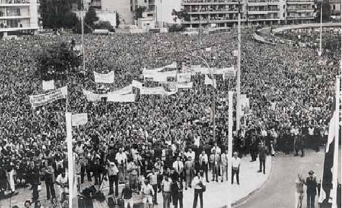 4. Μεγάλη συγκέντρωση της Νέας Δημοκρατίας στη Θεσσαλονίκη, λίγο πριν τις εκλογές του 1974, με ομιλητή τον Κωνσταντίνο Καραμανλή.