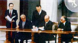 6. Η υπογραφή της συνθήκης Προσχώρησης της Ελλάδας στις Ευρωπαϊκές Κοινότητες, στις 28 Μαΐου 1979..