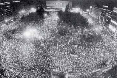 2. Προεκλογική συγκέντρωση του ΠΑΣΟΚ, κατά τις παραμονές των εκλογών του 1981, στην πλατεία Συντάγματος.