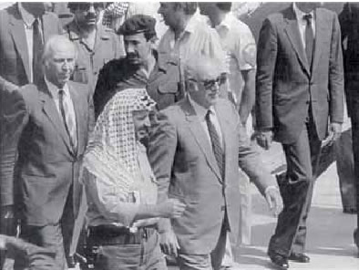 3. Ο Α. Παπανδρέου με τον ηγέτη της Οργάνωσης για την Απελευθέρωση της Παλαιστίνης Γιάσερ Αραφάτ. 