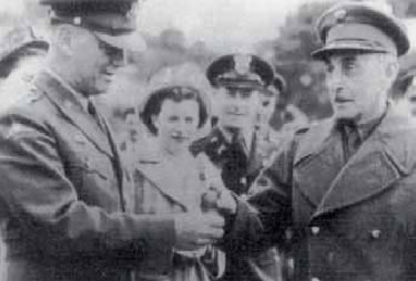 2. Ο στρατηγός Βαν Φλιτ (αριστερά), επικεφαλής της αμερικανικής αποστολής στην Ελλάδα στη διάρκεια του Εμφυλίου, και ο στρατηγός Παπάγος (δεξιά), επικεφαλής του κυβερνητικού στρατού, το Πάσχα του 1949. 