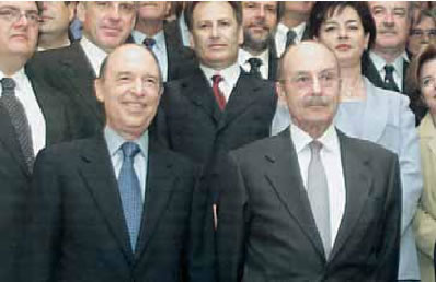 2. Ο Κώστας Σημίτης (αριστερά) με τον πρόεδρο της Δημοκρατίας Κωνσταντίνο Στεφανόπουλο και μέλη της πρώτης κυβέρνησής του.