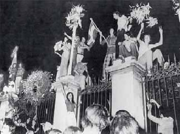3. Άρμα μάχης μπροστά στη Βουλή την 21η Απριλίου 1967, πράξη αντίστασης εναντίον της δικτατορίας των συνταγματαρχών. Η φωτογραφία από τον εορτασμό της 1ης επετείου.