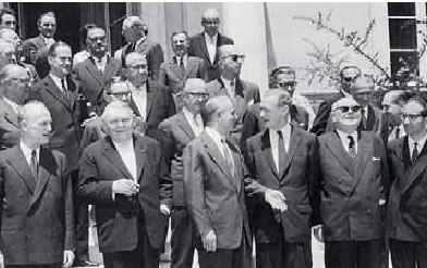 1. Έλληνες και Ευρωπαίοι ηγέτες μετά την υπογραφή της συνθήκης σύνδεσης της Ελλάδας με την ΕΟΚ, το 1961 . Στο κέντρο διακρίνεται ο Κωνσταντίνος Καραμανλής.