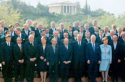 2. Οι ηγέτες της Ευρωπαϊκής Ένωσης στην Αθήνα την ημέρα ένταξης της Κύπρου στην Ευρωπαϊκή Ένωση.