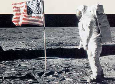 2. Ο Αμερικανός αστροναύτης Νιλ Άρμστρονγκ βαδίζει στη Σελήνη.