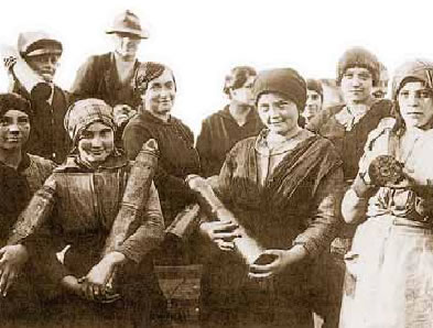 3. Εργάτριες σε εργοστάσιο πυρομαχικών κατά τον Α’ Παγκόσμιο πόλεμο.