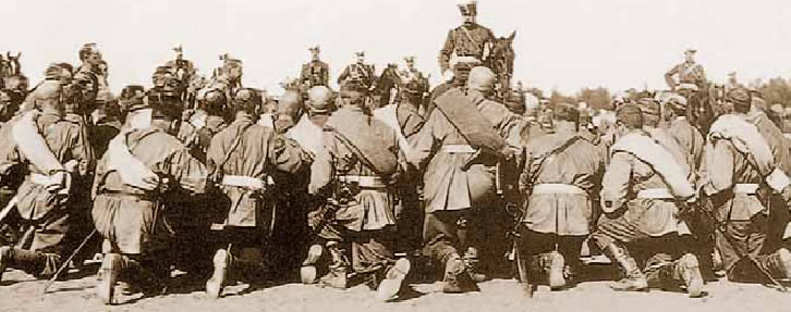 1. Χαρακτηριστική εικόνα της τσαρικής Ρωσίας: στρατιώτες προσκυνούν τον τσάρο (διακρίνεται έφιππος στο κέντρο).