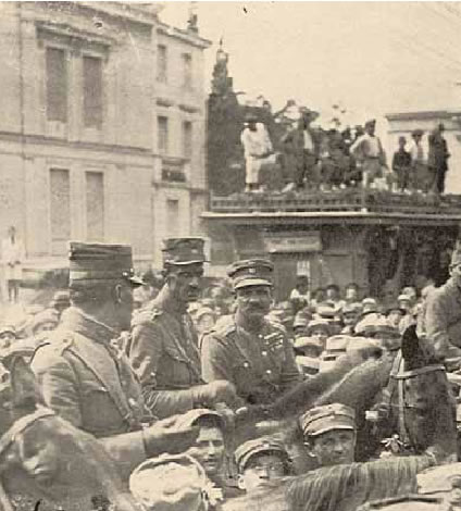 1. Τμήματα του επαναστατημένου στρατού στην Αθήνα (Σεπτέμβριος 1922). Στο κέντρο διακρίνεται ο Νικόλαος Πλαστήρας.