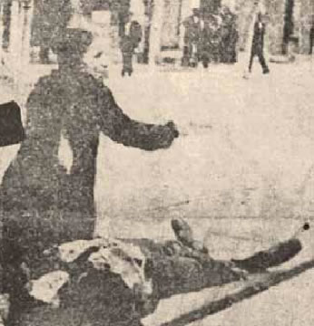 2. Θεσσαλονίκη, Μάιος 1936: Μάνα πάνω από τον νεκρό διαδηλωτή γιο της. Η εικόνα αυτή ενέπνευσε στον ποιητή Γ. Ρίτσο το ποίημα Επιτάφιος