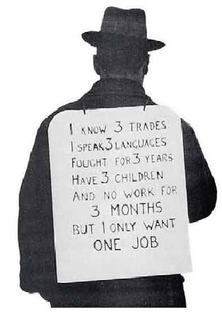 1. Η πινακίδα γράφει: «Ξέρω τρία επαγγέλματα, μιλάω τρεις γλώσσες, πολέμησα τρία χρόνια, έχω τρία παιδιά και δεν έχω εργασία για τρεις μήνες, αλλά το μόνο που ζητάω είναι μια δουλειά».