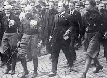 1. Ο Μουσολίνι (στο κέντρο, με κοστούμι) επικεφαλής της φασιστικής «πορείας προς τη Ρώμη».