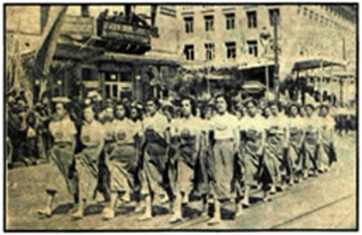 Προπαγανδιστικές φωτογραφίες του καθεστώτος της 4ης Αυγούστου, που απεικονίζουν παρέλαση της EON (Εθνικής Οργάνωσης Νεολαίας), οργάνωσης του μεταξικού καθεστώτος.