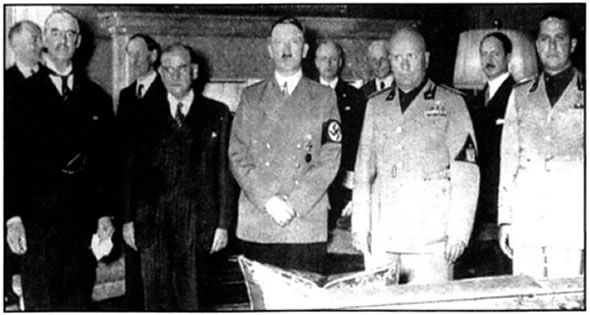 Με τη Συμφωνία του Μονάχου (30 Σεπτεμβρίου 1938) η Γερμανία προσάρτησε τη Σουδητία, περιοχή της Τσεχοσλοβακίας με ισχυρή πληθυσμιακή παρουσία του γερμανικού στοιχείου. Στη συμφωνία συμμετείχαν η Γερμανία, η Ιταλία, η Μεγάλη Βρετανία και η Γαλλία, ενώ από τις διαβουλεύσεις αποκλείστηκε η ΕΣΣΔ. Η συμφωνία υπήρξε επιτυχία του Άξονα και αύξησε το γόητρο του Χίτλερ, που διεύρυνε τα γερμανικά σύνορα, και του Μουσολίνι, ο οποίος ανέλαβε ρόλο διαμεσολαβητή. Στην Αγγλία η Συμφωνία χαιρετίστηκε ως διπλωματική επιτυχία που διασφάλιζε την ειρήνη.