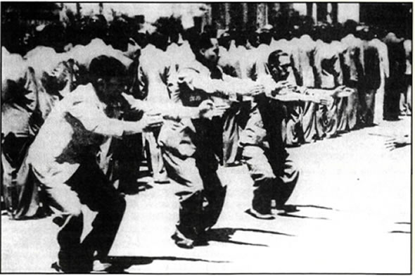 Εβραίοι της Θεσσαλονίκης υποβάλλονται σε ταπεινώσεις από τα γερμανικά στρατεύματα κατοχής στην πλατεία Ελευθερίας.