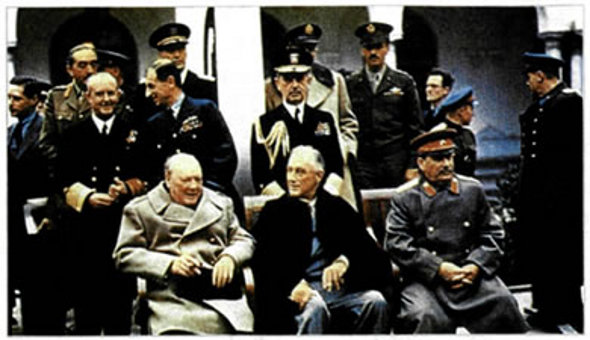 Η Διάσκεψη της Γιάλτας. Στη φωτογραφία διακρίνονται, από τα αριστερά προς τα δεξιά, ο Βρετανός πρωθυπουργός Ουίνστον Τσόρτσιλ, ο Αμερικανός πρόεδρος Φρανκλίνος Ρούζβελτ και ο Σοβιετικός ηγέτης Ιωσήφ Στάλιν.