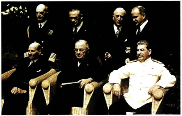 Στη Διάσκεψη του Πότσνταμ (17 Ιουλίου - 2 Αυγούστου 1945) συμμετείχαν ο νέος Αμερικανός πρόεδρος Χάρυ Τρούμαν (κέντρο), ο νέος Βρετανός πρωθυπουργός Κλέμεντ Ατλι (αριστερά) και ο Σοβιετικός ηγέτης Ιωσήφ Στάλιν (δεξιά).