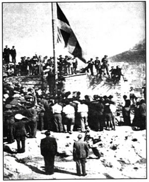 Έπαρση της ελληνικής σημαίας στην Ακρόπολη από τον Γ. Παπανδρέου, πρόεδρο της πρώτης μετακατοχικής κυβέρνησης της χώρας, στις 18 Οκτωβρίου 1944.