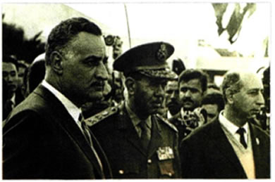 Ο Γκαμάλ Αμπντέλ Νάσερ, πρόεδρος της Αιγύπτου (1954-1970). Πρωτεργάτης του Κινήματος των Αδεσμεύτων και υπέρμαχος ενός κοσμικού αραβικού εθνικισμού, αντιτάχθηκε στην αγγλο- γαλλική επιρροή στη Μέση Ανατολή, στάση που κορυφώθηκε στην κρίση του Σουέζ το 1956.