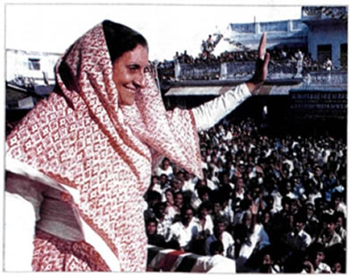 Η Ίντιρα Γκάντι, πρωθυπουργός της Ινδίας (1966-1977, 1980- 1984), ανέδειξε τη χώρα της σε περιφερειακή δύναμη. Οι προσπάθειές της στράφηκαν στον εξωτερικό τομέα προς την ενίσχυση της διεθνούς θέσης της Ινδίας ενώ στον εσωτερικό προς ένα ευρύ πρόγραμμα μεταρρυθμίσεων. Αντιμετώπισε σοβαρά προβλήματα εξαιτίας εθνοτικών και θρησκευτικών συγκρούσεων. Δολοφονήθηκε από στελέχη της θρησκευτικής μειονότητας των Σιχ τον Οκτώβριο του 1984.