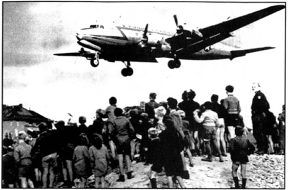 Αμερικανικά αεροσκάφη μεταφέρουν τρόφιμα στο αποκλεισμένο από τους Σοβιετικούς Δυτικό Βερολίνο. Ο αποκλεισμός του Δυτικού Βερολίνου αποτέλεσε μία από τις πρώτες εκδηλώσεις του Ψυχρού Πολέμου. Η επιτυχής παροχή βοήθειας από τους Αμερικανούς ανάγκασε τους Σοβιετικούς να άρουν τον αποκλεισμό.