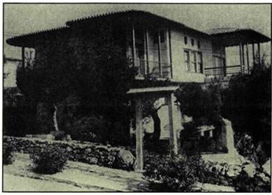 Δημήτρης Πικιώνης (1887-1968), Οικία Ποταμιάνου, 1954, Φιλοθέη, Αθήνα. Εκτός από μεγάλα έργα, όπως η διαμόρφωση του χώρου γύρω από την Ακρόπολη (1951-57), ο Πικιώνης σχεδίασε και ιδιωτικές κατοικίες, στις οποίες αποτυπώνεται ο ευρύτερος προβληματισμός του. Σε αρκετές από αυτές, όπως π.χ. η Οικία Ποταμιάνου, είναι έντονα εμφανής η επίδραση της λαϊκής αρχιτεκτονικής, ενώ σε άλλες επικρατεί η ορθολογική οργάνωση και η γεωμετρική αισθητική του μοντερνισμού.