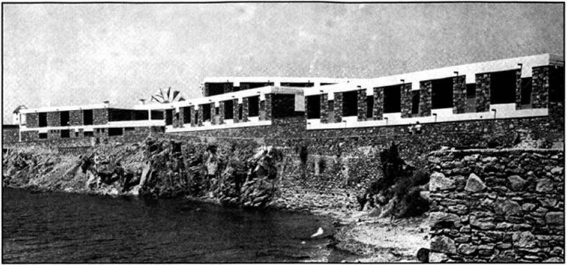 Άρης Κωνσταντινίδης (1913-1993), Ξενοδοχείο «Ξενία», 1960, Μύκονος. Βαθύς γνώστης της ελληνικής παραδοσιακής αρχιτεκτονικής και των αρχών του μοντερνιστικού κινήματος, στο πλαίσιο του οποίου κινείται, ο Κωνσταντινίδης ενδιαφέρεται για το ουσιαστικό στην κατασκευή των κτιρίων, λαμβάνοντας πάντα υπόψη την ιδιαιτερότητα του τόπου, την τοπογραφική του ταυτότητα και την ιστορική του μνήμη.