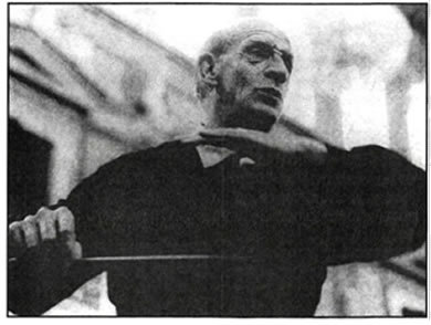 Ο Δημήτρης Μητρόπουλος (1896-1960), σημαντική μορφή της σύγχρονης μουσικής, πιανίστας, συνθέτης και ένας από τους μεγαλύτερους μαέστρους του 20ού αιώνα, διατέλεσε καλλιτεχνικός διευθυντής και αρχιμουσικός της Συμφωνικής Ορχήστρας της Μινεάπολης και της Φιλαρμονικής Ορχήστρας της Νέας Υόρκης, διευθύνοντας παράλληλα παραστάσεις στη Μετροπόλιταν Όπερα της Νέας Υόρκης, στη Σκάλα του Μιλάνου, στην Κρατική Όπερα της Βιέννης, καθώς και συμφωνικές συναυλίες με τις μεγαλύτερες συμφωνικές ορχήστρες του κόσμου και διάσημους σολίστ.