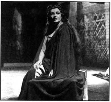 Μαρία Κάλλας (1923-1977), περίφημη υψίφωνος, κυρίαρχη μορφή της όπερας, απέκτησε παγκοσμίως τον χαρακτηρισμό «ία Divina»(=n θεϊκή) για τα υψηλά καλλιτεχνικά της προσόντα, τη δραματική ένταση και την ευελιξία της φωνής της, αλλά και το εξαιρετικό χάρισμα της ηθοποιίας που διέθετε. Τραγούδησε στα σπουδαιότερα λυρικά θέατρα του κόσμου (Σκάλα του Μιλάνου, Κόβεντ Γκάρντεν του Λονδίνου, Μετροπόλιταν Όπερα της Νέας Υόρκης κ.ά.), ενώ η συμμετοχή της στην ταινία *Μήδεια» του Πιερ Πάολο Παζολίνι θεωρήθηκε ιδιαίτερα επιτυχής.