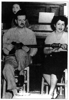 Βασίλης Τσιτσάνης (1915-1984) και Μαρίκα Νίνου. Από τους σημαντικότερους συνθέτες και τραγουδιστές του λαϊκού και ρεμπέτικου τραγουδιού, ο Βασίλης Τσιτσάνης συνεργάστηκε με πολλούς μεγάλους τραγουδιστές και τραγουδίστριες, όπως η Μαρίκα Νίνου. Το ρεμπέτικο τραγούδι, με βαθιές ρίζες στη λαϊκή και βυζαντινή μας παράδοση, εξέφρασε με αυθεντικό και αυθόρμητο τρόπο την ελληνική ψυχή και άσκησε μεγάλη επίδραση στην εξέλιξη της ελληνικής μουσικής.