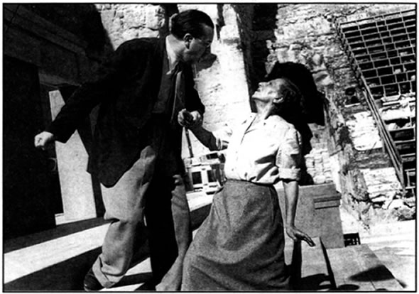 Η Μαρίκα Κοτοπούλη (Κλυταιμνήστρα) πριν από την παράσταση της «Ορέστειας» του Αισχύλου με το Εθνικό Θέατρο σε πρόβα με τον σκηνοθέτη Δημήτρη Ροντήρη (1949). Σκηνικά Κλεόβουλου Κλώνη, κοστούμια Αντώνη Φωκά και χορογραφίες Ραλλούς Μάνου.