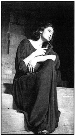 Η Άννα Συνοδινού ως «Ηλέκτρα» στην ομώνυμη τραγωδία του Σοφοκλή. Εθνικό Θέατρο, Επίδαυρος, 1961.
